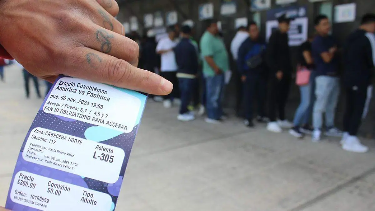 Los revendedores aguardando en las taquillas del Estadio Cuauhtémoc por los boletos de Club América-Pachuca